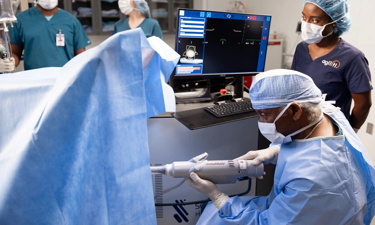 Surgeon performs a HIFU focal therapy procedure